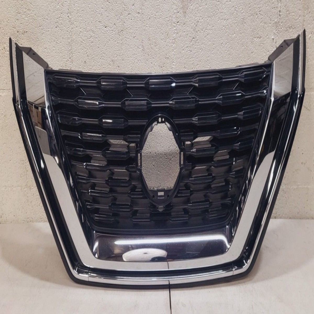 Grille Front Nissan Rogue 2021-2023 Gloss Black With Chrome Molding Without Camera Us Built Ni1200322 - Hunt Parts